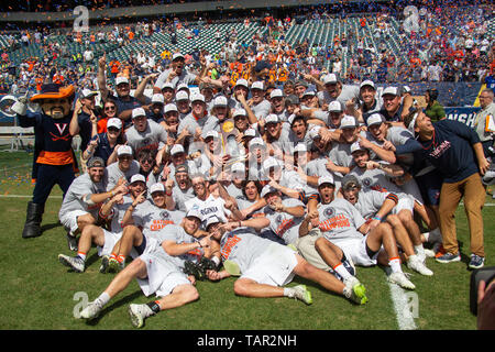 Philadelphia, Pennsylvania, USA. 27 Maggio, 2019. Virginia Cavaliers pone con il NCAA Division I uomini Lacrosse Trofeo in seguito il campionato del NCAA Division I uomini lacrosse torneo tra la Yale Bulldogs e la Virginia Cavaliers al Lincoln Financial Field di Philadelphia, Pennsylvania. Virginia Cavaliers ha vinto 13-9. Christopher Szagola/CSM/Alamy Live News Foto Stock