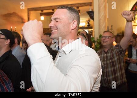 26 maggio 2019, in Sassonia, Görlitz: Sebastian Wippel, AfD membro rappresentante del Parlamento e candidato sindaco di Görlitz, reagisce durante una festa elettorale del suo partito in pub 'Zur Altstadt'. Foto: Sebastian Kahnert/dpa-Zentralbild/dpa Foto Stock