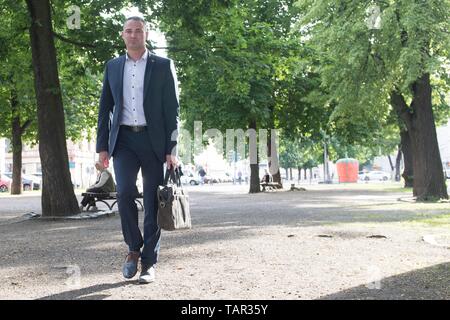 26 maggio 2019, in Sassonia, Görlitz: Sebastian Wippel, AfD membro del Parlamento di Stato e signore sindaco candidato per Görlitz, attraversa Elisabethplatz. Foto: Sebastian Kahnert/dpa-Zentralbild/dpa Foto Stock