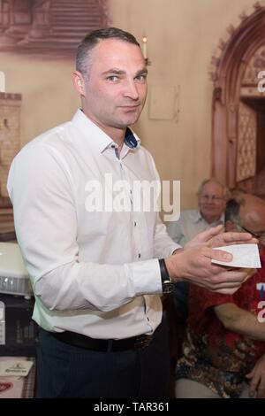 26 maggio 2019, in Sassonia, Görlitz: Sebastian Wippel, AfD membro del parlamento di stato e candidato sindaco di Görlitz, sorge durante una festa elettorale del suo partito in pub 'Zur Altstadt'. Foto: Sebastian Kahnert/dpa-Zentralbild/dpa Foto Stock