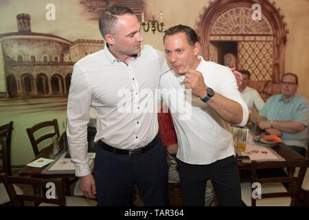 26 maggio 2019, in Sassonia, Görlitz: AfD membro del Parlamento Tino Chrupalla (r) e Sebastian Wippel, AfD membro del parlamento e sindaco candidato per Görlitz, sono in piedi durante un'elezione partito del loro partito nel pub 'Zur Altstadt'. Foto: Sebastian Kahnert/dpa-Zentralbild/dpa Foto Stock