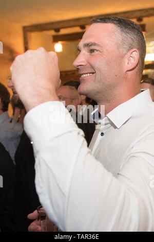 26 maggio 2019, in Sassonia, Görlitz: Sebastian Wippel, AfD membro rappresentante del Parlamento e candidato sindaco di Görlitz, reagisce durante una festa elettorale del suo partito in pub 'Zur Altstadt'. Foto: Sebastian Kahnert/dpa-Zentralbild/dpa Foto Stock