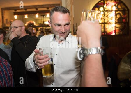 26 maggio 2019, in Sassonia, Görlitz: Sebastian Wippel, AfD membro del parlamento di stato e candidato sindaco di Görlitz, sorge durante una festa elettorale del suo partito in pub 'Zur Altstadt'. Foto: Sebastian Kahnert/dpa-Zentralbild/dpa Foto Stock