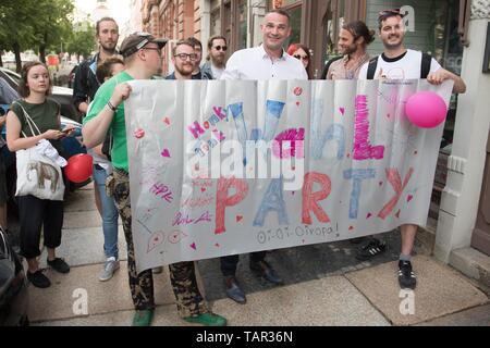 26 maggio 2019, in Sassonia, Görlitz: Sebastian Wippel (M), AfD membro rappresentante del Parlamento e candidato sindaco di Görlitz, sorge con un gruppo di studenti dietro un poster con la scritta 'Wahlparty'. Foto: Sebastian Kahnert/dpa-Zentralbild/dpa Foto Stock