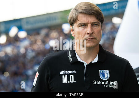 Magdeburg, Germania. 19 Maggio, 2019. Calcio: Seconda Bundesliga, 1° FC Magdeburg - 1FC Colonia, trentaquattresima Giornata nel MDCC-Arena. Magdeburg coach Michael Oenning arriva allo stadio all'inizio della partita. Credito: Swen Pförtner/dpa - NOTA IMPORTANTE: In conformità con i requisiti del DFL Deutsche Fußball Liga o la DFB Deutscher Fußball-Bund, è vietato utilizzare o hanno utilizzato fotografie scattate allo stadio e/o la partita in forma di sequenza di immagini e/o video-come sequenze di foto./dpa/Alamy Live News Foto Stock