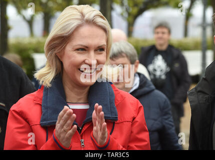 Zinnowitz, Germania. Il 17 maggio 2019. Manuela Schwesig (SPD), il Primo ministro di Mecklenburg-Vorpommern, prende parte alla prima grande spiaggia tedesco cleanup, una spiaggia campagna di pulizia sull'isola di Usedom. Il 1° Giorno Beachcleanup gli aiutanti in streaming di dieci posti con sacchi della spazzatura per raccogliere scartato e lavato l'immondizia. L'isola ha 42 chilometri di spiaggia. Secondo il Ministero dell'ambiente, rifiuti marino resta un grave problema, 80 per cento dei quali è registrato da terra. Credito: Stefan Sauer/dpa-Zentralbild/dpa/Alamy Live News Foto Stock