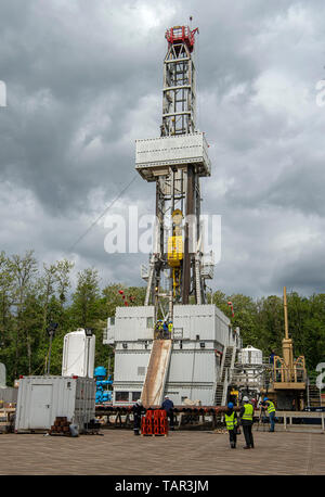 Weingarten, Germania. 27 Maggio, 2019. In prossimità del Weingarten lago di dragaggio (distretto di Karlsruhe) vi è un impianto di perforazione che viene impiegata per perforare un test ben per olio. Il lavoro di Heidelberg basata sulla società Rhein petrolio avrà una durata massima di quattro settimane e raggiungerà i 900 metri di profondità. Secondo un altoparlante, è ancora incerto se effettivamente vi sia olio in strati di roccia. Credito: Uli Deck/dpa/Alamy Live News Foto Stock