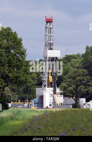 Weingarten, Germania. 27 Maggio, 2019. In prossimità del Weingarten lago di dragaggio (distretto di Karlsruhe) vi è un impianto di perforazione che viene impiegata per perforare un test ben per olio. Il lavoro di Heidelberg basata sulla società Rhein petrolio avrà una durata massima di quattro settimane e raggiungerà i 900 metri di profondità. Secondo un altoparlante, è ancora incerto se effettivamente vi sia olio in strati di roccia. Credito: Uli Deck/dpa/Alamy Live News Foto Stock