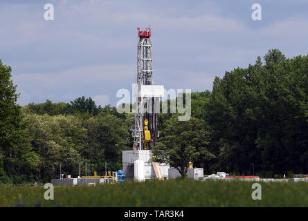 Weingarten, Germania. 27 Maggio, 2019. In prossimità del Weingarten lago di dragaggio (distretto di Karlsruhe) vi è un impianto di perforazione che viene impiegata per perforare un test ben per olio. Il lavoro di Heidelberg basata sulla società Rhein petrolio avrà una durata massima di quattro settimane e raggiungerà i 900 metri di profondità. Secondo un altoparlante, è ancora incerto se effettivamente vi sia olio in strati di roccia. Credito: Uli Deck/dpa/Alamy Live News Foto Stock