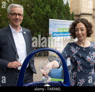 Berlino, Germania. 27 Maggio, 2019. Economia Senatore Ramona Pop (Bündnis 90/Die Grünen) riempie un bicchiere alla cerimonia di inaugurazione del nuovo acqua potabile fontana al Mariannenplatz a Kreuzberg. Accanto a lei è Jörg Simon, CEO della Berliner Wasserbetriebe. Credito: Paolo Zinken/dpa/Alamy Live News Foto Stock