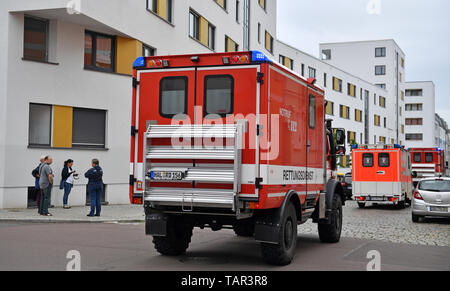 27 maggio 2019, Sassonia-Anhalt, Halle (Saale): ambulanze unità attraverso la zona di evacuazione a Halle/Saale dopo la scoperta di una bomba dell'aria. Dopo la bomba è stata trovata, la stazione principale è stata chiusa per tutti i treni del traffico. La zona è stata cancellata. Il 250-chilogrammo bomba è stata scoperta durante i lavori di costruzione a circa 100 metri dalla stazione principale. Foto: Hendrik Schmidt/dpa-Zentralbild/dpa Foto Stock