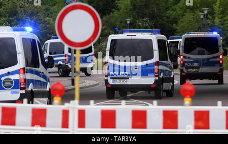 27 maggio 2019, Sassonia-Anhalt, Halle (Saale): una colonna di veicoli della polizia di unità nella zona di evacuazione di una bomba di trovare a Halle/Saale. Dopo la bomba è stata trovata, la stazione principale è stata chiusa per tutti i treni del traffico. La zona è stata cancellata. Il 250-chilogrammo bomba è stata scoperta durante i lavori di costruzione a circa 100 metri dalla stazione principale. Foto: Hendrik Schmidt/dpa-Zentralbild/dpa Foto Stock