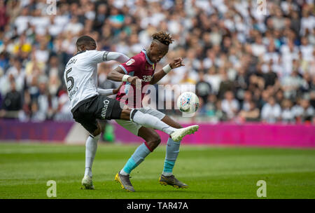 Londra, Regno Unito. 27 Maggio, 2019. Tammy Abramo (in prestito dal Chelsea) di Aston Villa & Fikayo TOMORI (in prestito dal Chelsea) di Derby County durante il cielo Bet Play-Off campionato partita finale tra Aston Villa e Derby County allo Stadio di Wembley a Londra, Inghilterra il 27 maggio 2019. Foto di Andy Rowland. Credito: prime immagini multimediali/Alamy Live News Foto Stock