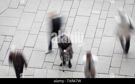 Amburgo, Germania. 21 Maggio, 2019. Una vecchia donna si erge davanti all ingresso della Europapassage e implora. (A LUNGO Velocità otturatore tiro) Credito: Christian Charisius/dpa/Alamy Live News Foto Stock