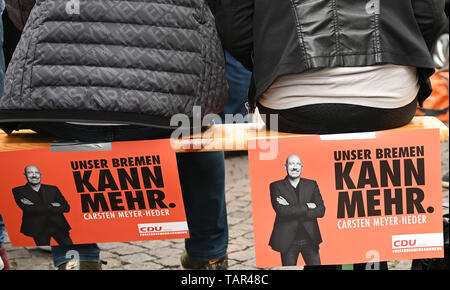 Bremen, Germania. 27 Maggio, 2019. Due persone sono seduta su una panchina di fronte al municipio di distribuire caffè dalla CDU. Le parti si incontrano la sera per discutere la nuova formazione del governo. Credito: Carmen Jaspersen/dpa/Alamy Live News Foto Stock