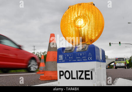 27 maggio 2019, Sassonia-Anhalt, Halle (Saale): una polizia la luce di avvertimento si trova di fronte a una stretta viuzza a Halle/Saale. Foto: Hendrik Schmidt/dpa-Zentralbild/ZB Foto Stock