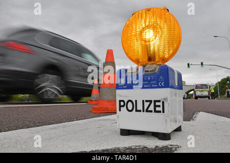 27 maggio 2019, Sassonia-Anhalt, Halle (Saale): una polizia la luce di avvertimento si trova di fronte a una stretta viuzza a Halle/Saale. Foto: Hendrik Schmidt/dpa-Zentralbild/ZB Foto Stock