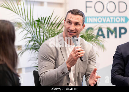 Amburgo, Germania. Il 20 maggio 2019. Vladimir Klitschko, pugilato ex campione del mondo, parla al cibo innovazione Camp fiera in Camera di Commercio. Klitschko ha introdotto un tè dal suo F.A.C.E Nutrizione linea di prodotto come un nuovo supplemento dietetico. Credito: Felix König/dpa/Alamy Live News Foto Stock