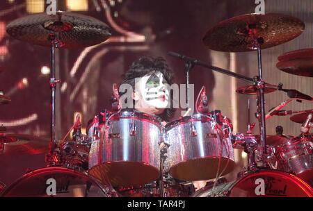 Leipzig, Germania. 27 Maggio, 2019. Il batterista Eric Singer della US-band americana "kiss" esegue nell'Arena di Lipsia. Il concerto prende il via il tour tedesco "fine della strada". Credito: Sebastian Willnow/dpa-Zentralbild/dpa/Alamy Live News Foto Stock