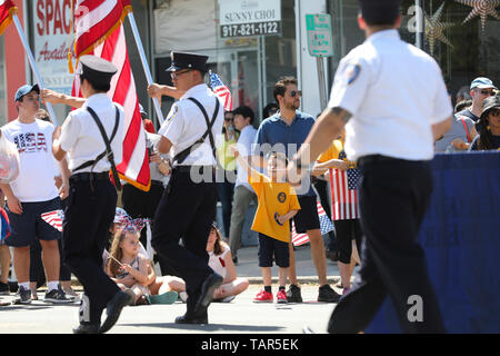 New York, Stati Uniti d'America. 27 Maggio, 2019. La gente guarda il giorno memoriale della parata nel Queens di New York, Stati Uniti, 27 maggio 2019. Il Memorial Day è un Stati Uniti Federal holiday osservata sull'ultimo lunedì di maggio. Credito: Wang Ying/Xinhua/Alamy Live News Foto Stock