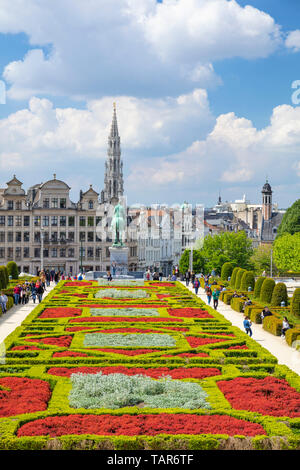 La gente vagare nei giardini del Mont des Arts Giardino Kunstberg Bruxelles Belgio UE Europa Foto Stock