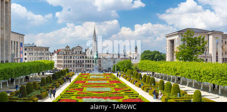 Bruxelles Belgio Mont des Arts Garden persone che vagano nei giardini del Mont des Arts Garden Kunstberg bruxelles Belgio UE Europa Foto Stock