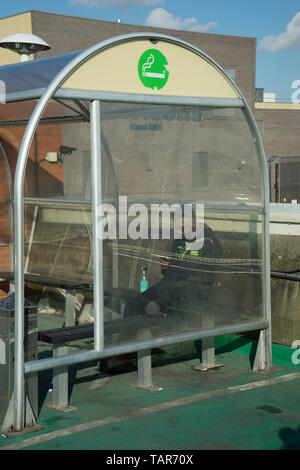 Box zona per fumatori in un parco auto al supermercato Asda in Colindale,Londra,l'Inghilterra,UK Foto Stock