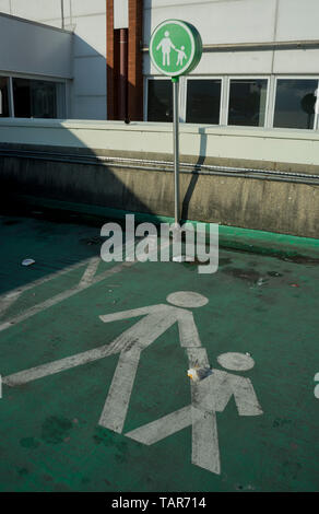 Spazio per genitori e bambini in un parco auto al supermercato Asda in Colindale,Londra,l'Inghilterra,UK Foto Stock