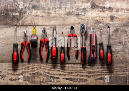 La creazione di strumenti di riparazione su un tavolo di legno. Foto Stock