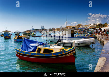 Barche da pesca nel porto di Marsaxlokk, Malta Foto Stock