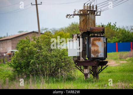 Vecchio arrugginito unità elettrica di controllo al di fuori in campagna Foto Stock