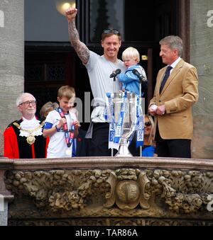 Wirral, Regno Unito 27 maggio 2019 Tranmere Rovers homecoming celebrazioni a Birkenhead municipio per celebrare le squadre promozione al campionato 1 credito Ian Fairbrother/Alamy Stock Foto Foto Stock