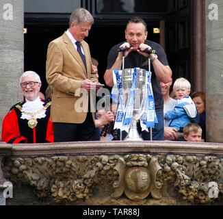 Wirral, Regno Unito 27 maggio 2019 Tranmere Rovers homecoming celebrazioni a Birkenhead municipio per celebrare le squadre promozione al campionato 1 credito Ian Fairbrother/Alamy Stock Foto Foto Stock