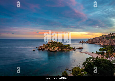 Colorato tramonto su Isola Bella Riserva Naturale - la migliore destinazione di viaggio in Sicilia Foto Stock