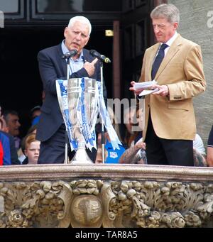 Wirral, Regno Unito 27 maggio 2019 Tranmere Rovers homecoming celebrazioni a Birkenhead municipio per celebrare le squadre promozione al campionato 1 credito Ian Fairbrother/Alamy Stock Foto Foto Stock