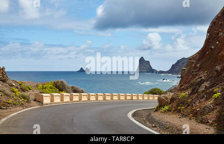 Strada panoramica sulla costa dell'Oceano Atlantico di Tenerife, Spagna. Foto Stock