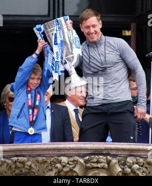 Wirral, Regno Unito 27 maggio 2019 Tranmere Rovers homecoming celebrazioni a Birkenhead municipio per celebrare le squadre promozione al campionato 1 credito Ian Fairbrother/Alamy Stock Foto Foto Stock