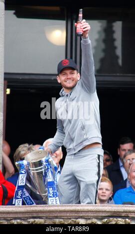 Wirral, Regno Unito 27 maggio 2019 Tranmere Rovers homecoming celebrazioni a Birkenhead municipio per celebrare le squadre promozione al campionato 1 credito Ian Fairbrother/Alamy Stock Foto Foto Stock