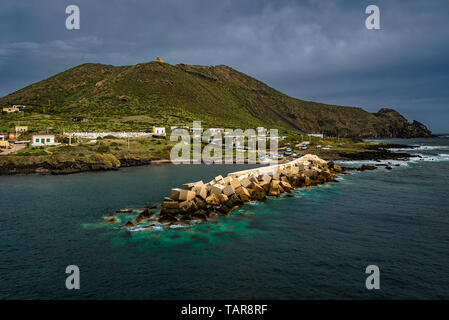 Drammatica cielo sopra la verde isola di Linosa, parte delle Isole Pelagie, Sicilia Foto Stock