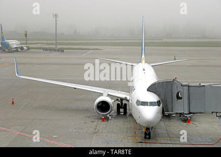 Kiev, Ucraina - 28 agosto 2018: Ukraine International Airlines Boeing 767 in Boryspil International Airport. La nebbia meteo Foto Stock