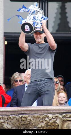 Wirral, Regno Unito 27 maggio 2019 Tranmere Rovers homecoming celebrazioni a Birkenhead municipio per celebrare le squadre promozione al campionato 1 credito Ian Fairbrother/Alamy Stock Foto Foto Stock