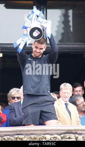 Wirral, Regno Unito 27 maggio 2019 Tranmere Rovers homecoming celebrazioni a Birkenhead municipio per celebrare le squadre promozione al campionato 1 credito Ian Fairbrother/Alamy Stock Foto Foto Stock