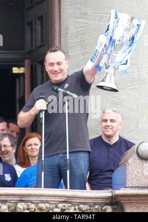 Wirral, Regno Unito 27 maggio 2019 Tranmere Rovers homecoming celebrazioni a Birkenhead municipio per celebrare le squadre promozione al campionato 1 credito Ian Fairbrother/Alamy Stock Foto Foto Stock