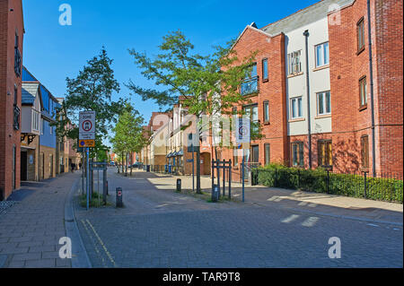 Homezone stile scena di strada in una tranquilla strada residenziale a Norwich, Norfolk Foto Stock