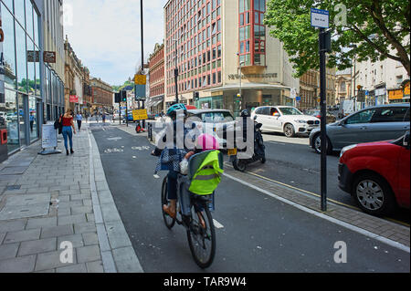 Nuovo ciclo segregata via infrastrutture nel centro di Bristol Foto Stock