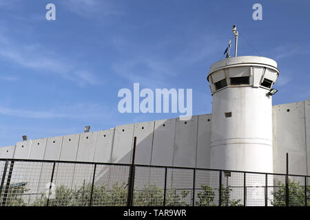 Torre di guardia di fronte a muro di confine tra Israele e la Palestina vicino a Betlemme Foto Stock