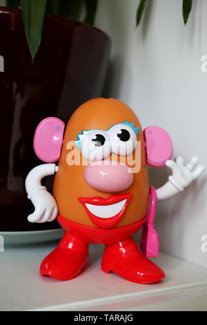 Un onorevole Potato toy raffigurato su un ripiano a Chichester, West Sussex, Regno Unito. Foto Stock