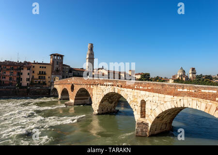 Ponte Pietra (ponte di pietra) - I secolo A.C. - Il più antico monumento romano di Verona, patrimonio UNESCO sito e il fiume Adige, Veneto, Italia, Europa Foto Stock