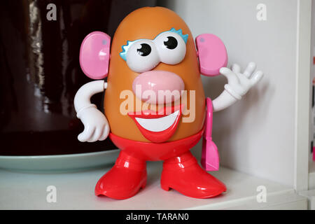 Un onorevole Potato toy raffigurato su un ripiano a Chichester, West Sussex, Regno Unito. Foto Stock