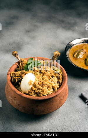 Biryani di pollo in pentola di terra Foto Stock